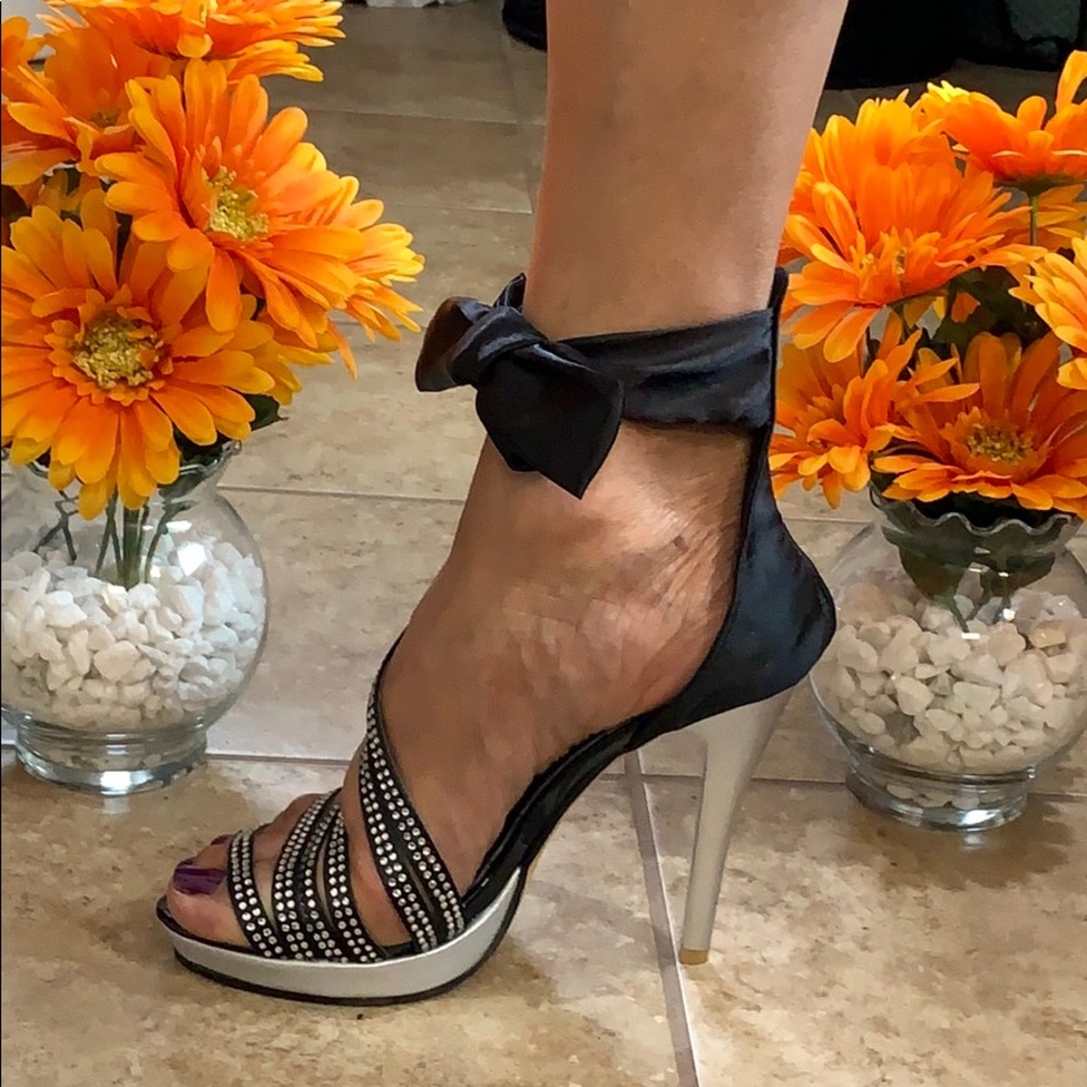 Elegant tie up heel